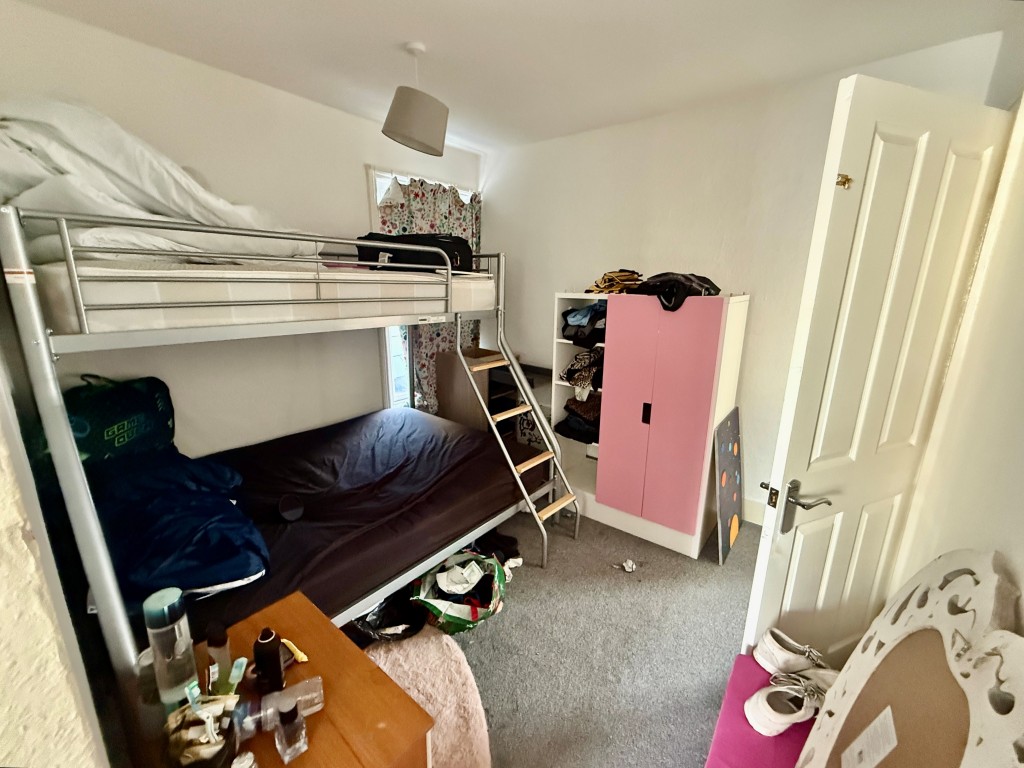 Lot: 69 - ATTRACTIVE PAIR OF SEMI-DETACHED HOUSES - 1 Mays Road - Walk in wardrobe/study area